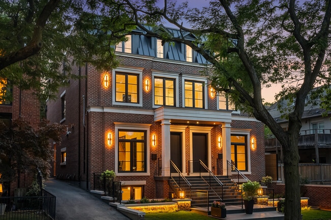 Photo - 734 Avenue Rd