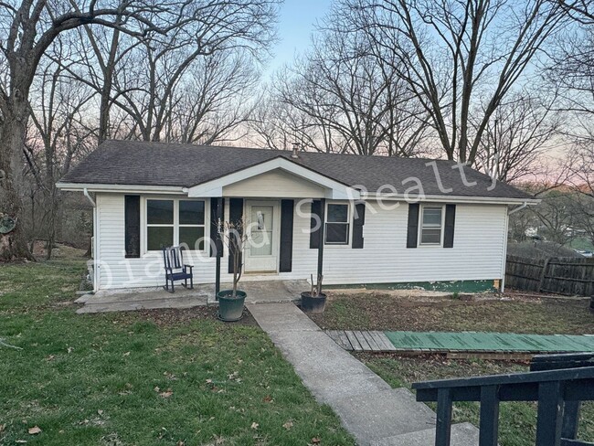 Nice 3 bedroom home available in Ozark! - Nice 3 bedroom home available in Ozark!