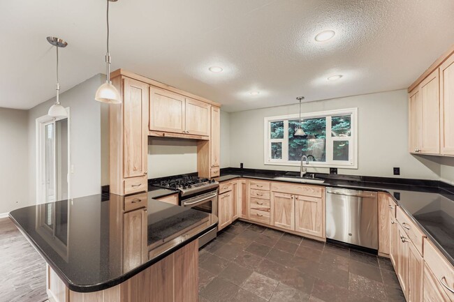 Photo - Amazing 4bed/2bath Home with Attached Garage in Kirkland!