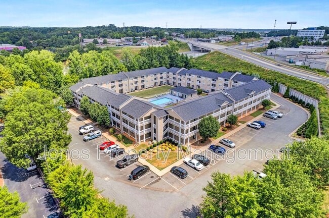 Photo - 307 Country Club Dr NE