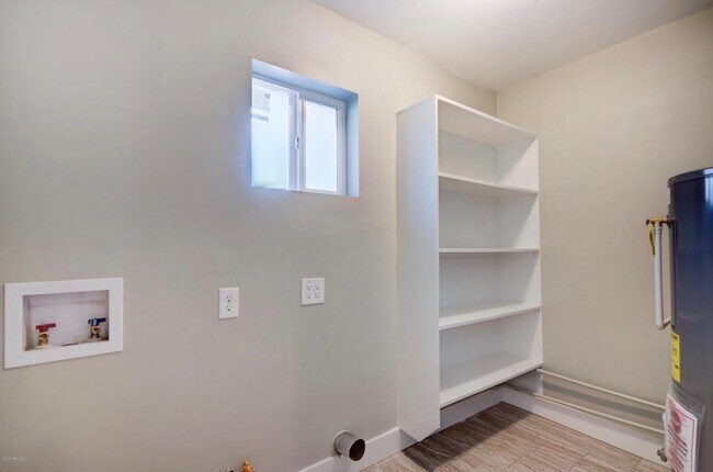 Photo - 1424 W 6th Pl