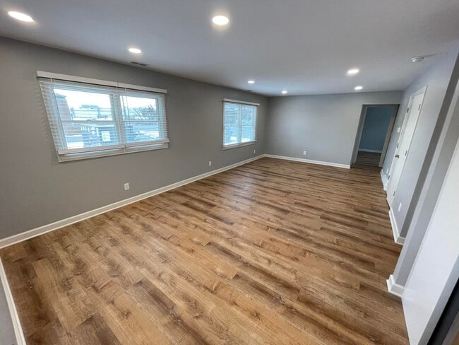 Photo - 210 W 6th St