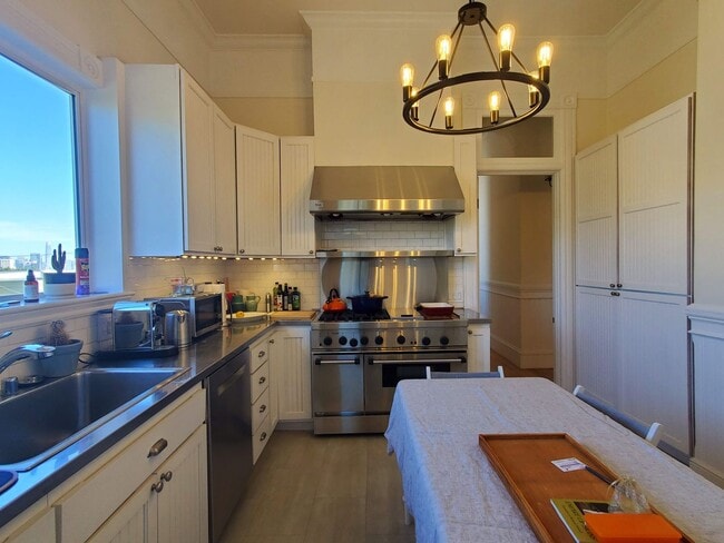 Photo - Noe Valley Beautifully Updated Top Floor Two Bedroom w. Chef's Kitchen and Laundry
