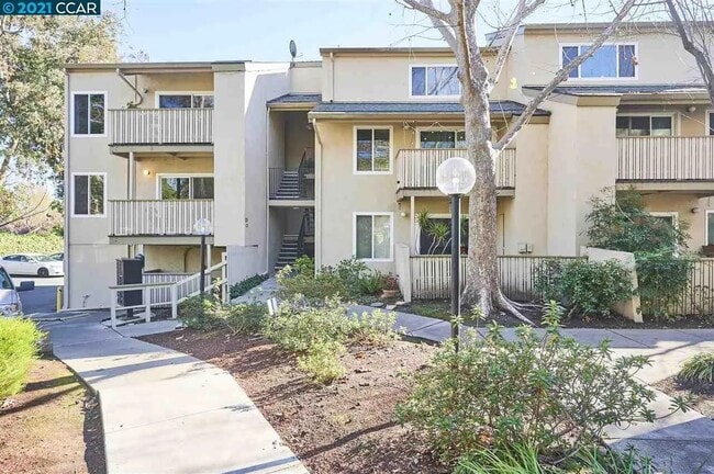 Building Photo - 2728 Oak Rd Unit 138