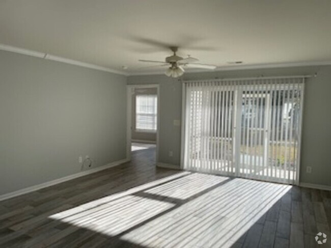 Building Photo - Nice 3 bedroom/2 bath unfurnished first fl... Unit 2 Rental