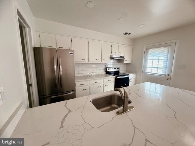 Photo - 5129 Clacton Ave