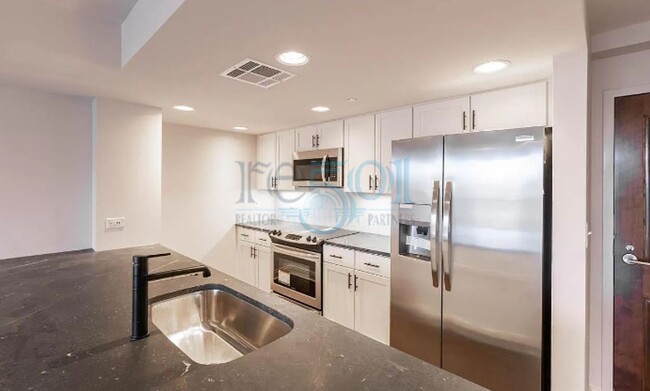 Building Photo - 2 BR 2 BA Luxury Condominium Unit 606
