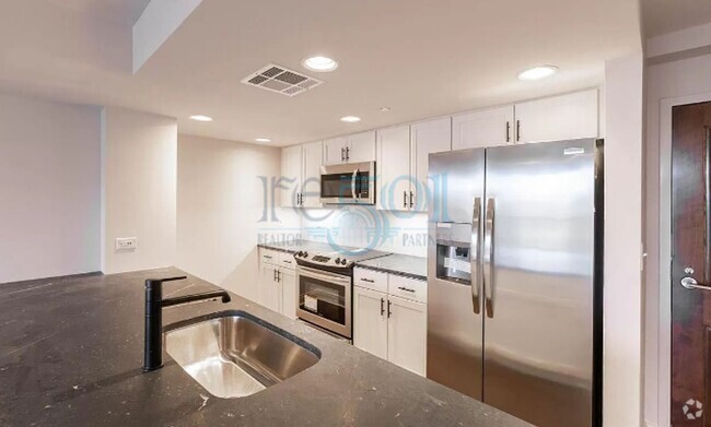 Building Photo - 2 BR 2 BA Luxury Condominium Unit 606