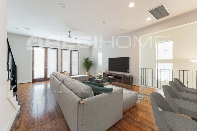 Photo - 2210 Radcliffe St