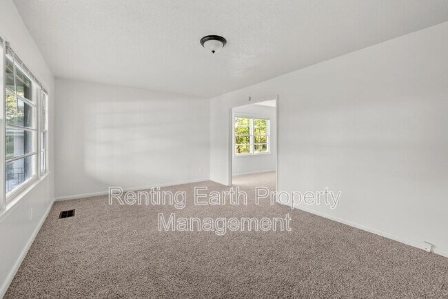 Photo - 932 5 Mile Rd