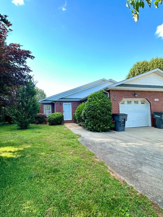 Photo - 1620 Ridgecrest Dr