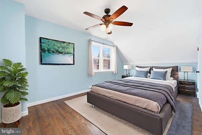 Photo - 3225 Chestnut St NE