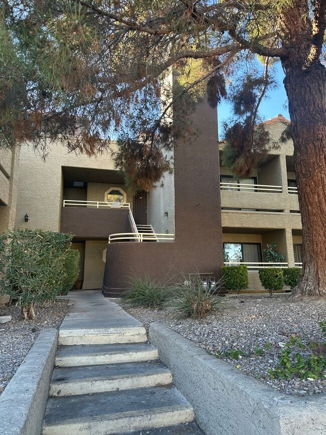 Building Photo - 2 Bedroom Condo