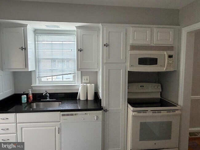 Photo - 4905 Montgomery Ln