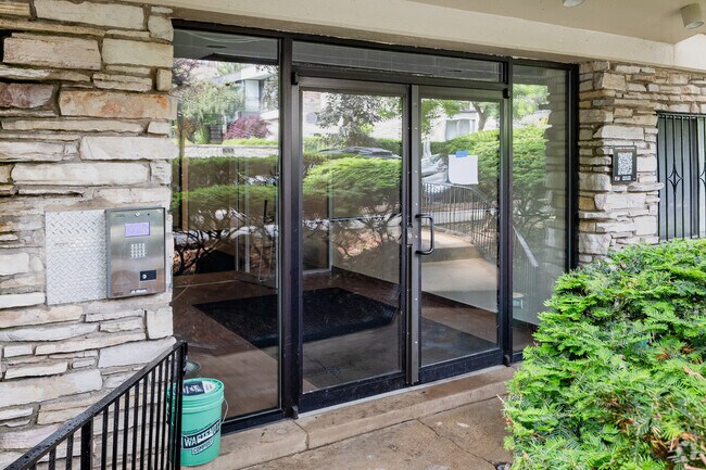 Building Entrance - 515 W. Barry