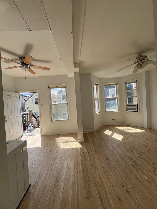 Building Photo - 2232 W Foster Ave Unit Coach Floor 2 Rental