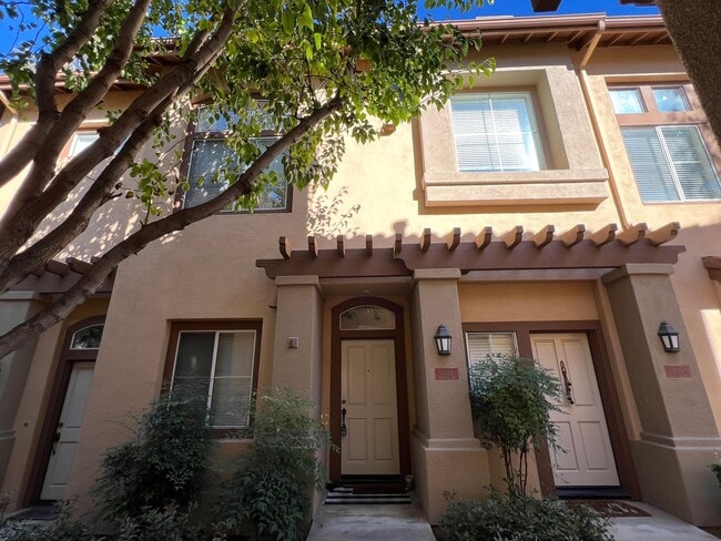 Building Photo - Light Filled 2 Bed 2 Bath Tustin Condo wit...