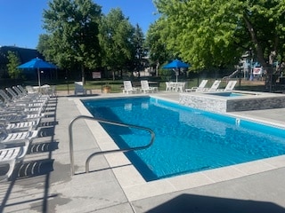 New Salt Water pool & hot tub!