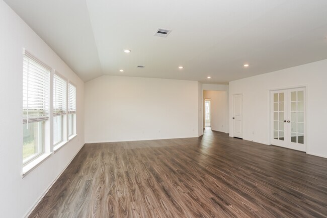 Photo - 310 Pickwick Gdns Ln