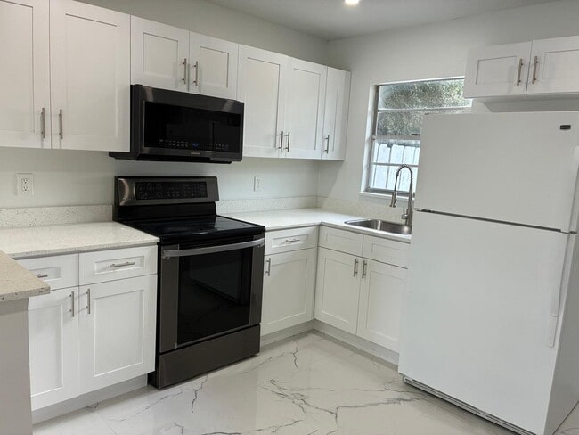 Building Photo - 4854 Weymouth St Rental