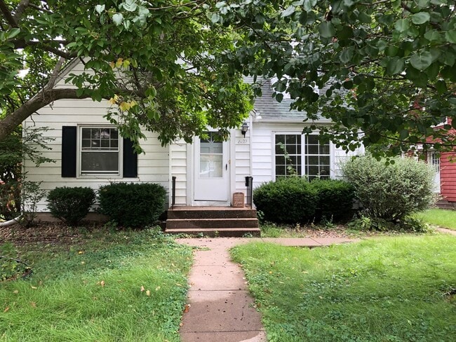 Spacious Home In Quiet Town - Spacious Home In Quiet Town