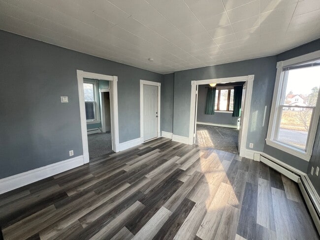 Building Photo - AVAILABLE JUNE - Billings Park Upper Duplex Unit 2