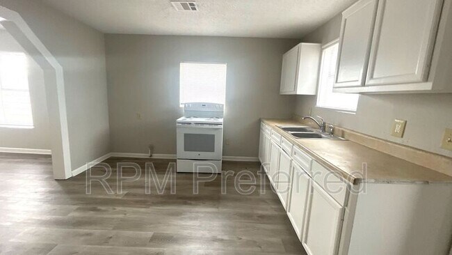 Photo - 918 3rd Ave S