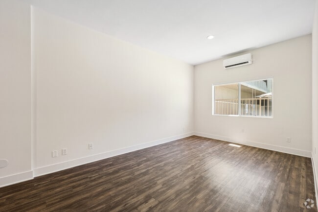 1BR, 1BA - 800SF - Bedroom
