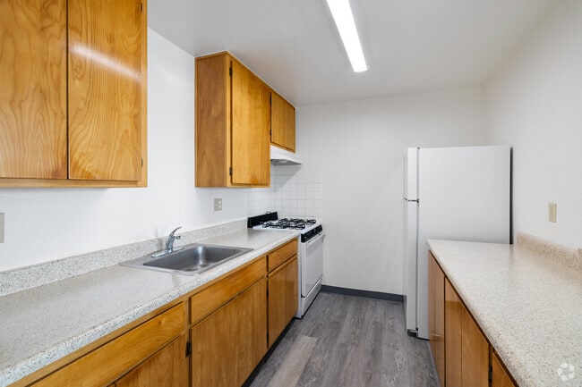 Cocina: 4 BR, 2 BA - Rumrill Place Apartment