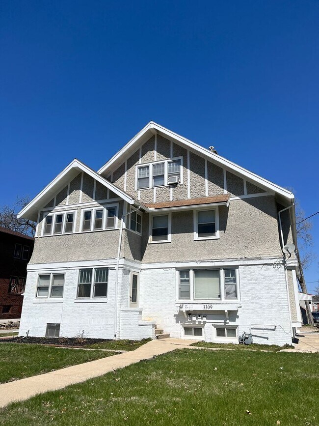 3309 University Ave