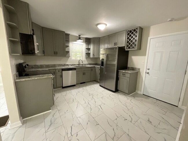 Photo - 728 Gary Rd NW