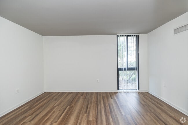 1BR, 1BA - 784SF - Bedroom