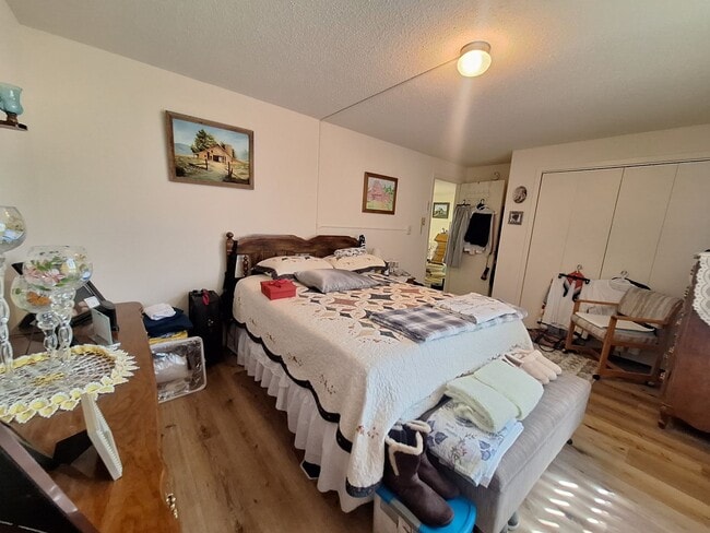 Photo - LARGE 3 Bedroom Apartment - AVAILABLE SEPTEMBER Unit 2406 Hill Ave - 4