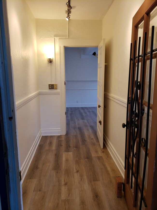 Private Entry Hall - 613 Broadway St Unit B