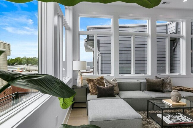 Photo - Private Double Decker Rooftop! - Modern Lu...