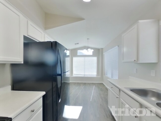 Photo - 4005 E La Salle St