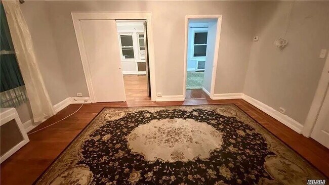 Photo - "Charming 3-Bedroom Unit in Queens – Spacious 900 Sq Ft Living!" Unidad 2