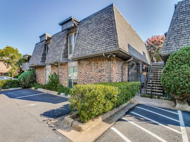 Building Photo - Charming 2/1.5 Condo in Dallas Ready For Move-In! Unit 203