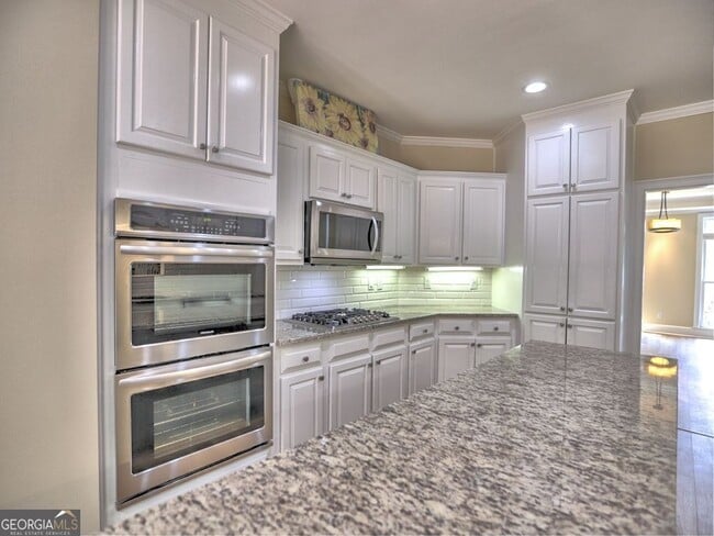 Photo - 3237 Waldwick Way SE
