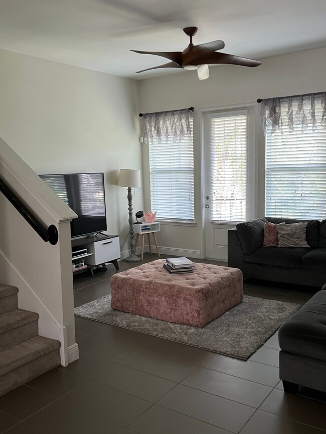 Photo - 525 Lanark Ct
