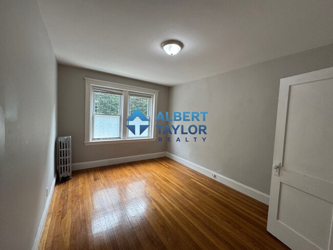 Building Photo - 2 Gray Gdns E Unit 3 Rental