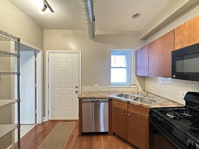 Photo - 674 N Orleans St Unit 3
