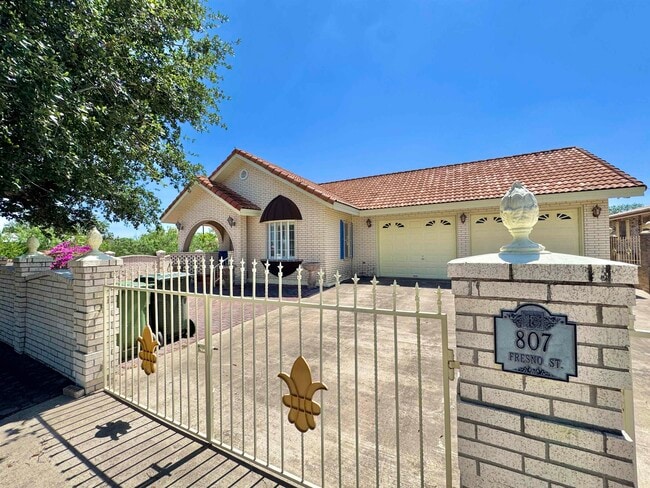 Photo - 807 Fresno St