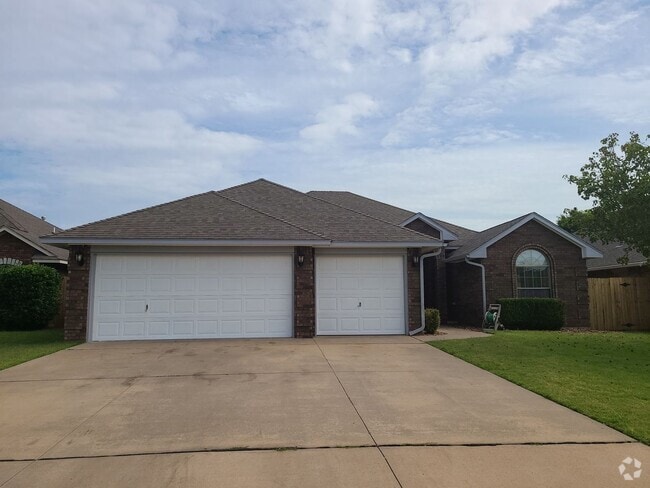 Building Photo - 4 bed, 2 bath ,3 car with storm shelter! B... Rental