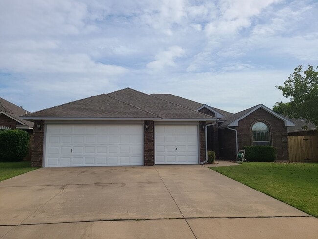4 bed, 2 bath ,3 car with storm shelter! B... - 4 bed, 2 bath ,3 car with storm shelter! B... House