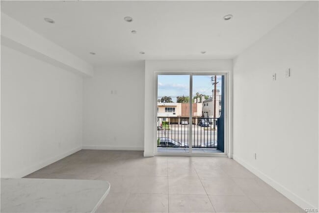 Photo - 13942 Vanowen St