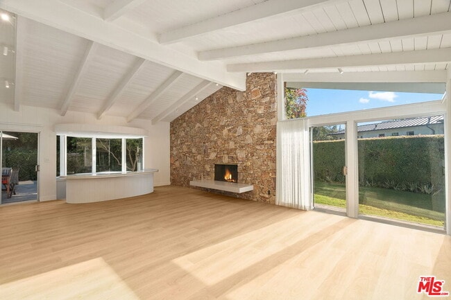 Photo - 650 N Tigertail Rd