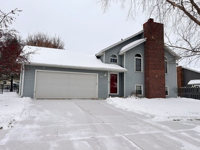 Building Photo - Charming 3-Bedroom Home FOr Rent with Sunroom, Fenced Backyard & Attached Garage