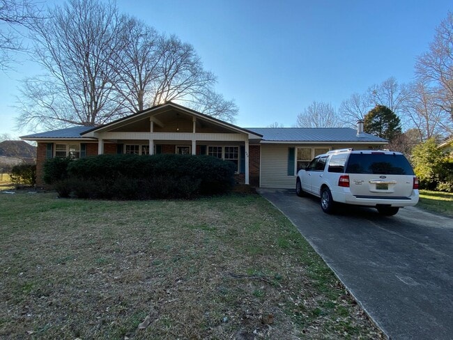 Building Photo - 400 7th Ave NE