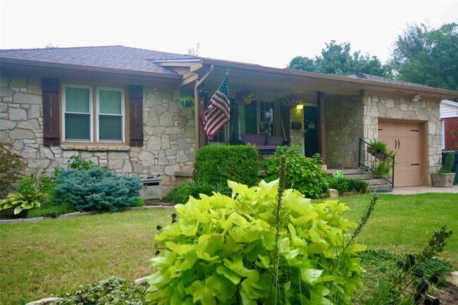 Building Photo - Cute 2 Bed 1 Bath in the Steve Pennington Addn